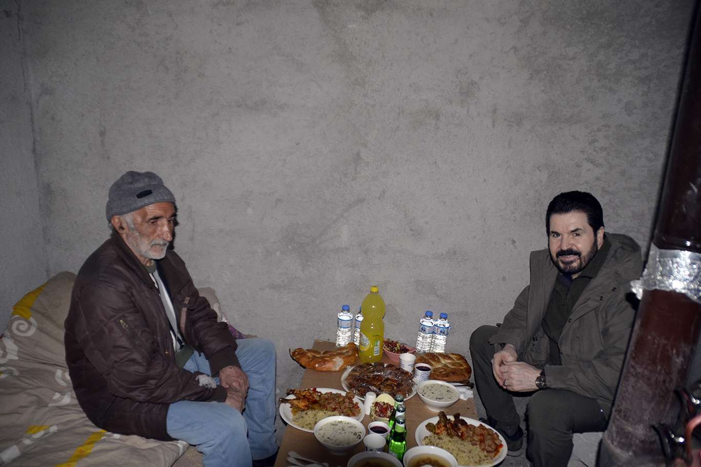 Ağrı Belediye Başkanı Savcı Sayan yalnız başına yaşayan yaşlı adama konuk oldu